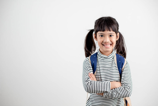 Portret Azjatki w szkolnym mundurze z torbą szkolną na białym tle - Zdjęcie, obraz