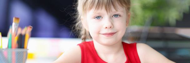 Retrato de hermosa niña sonriente dibujando con lápices de primer plano - Foto, imagen