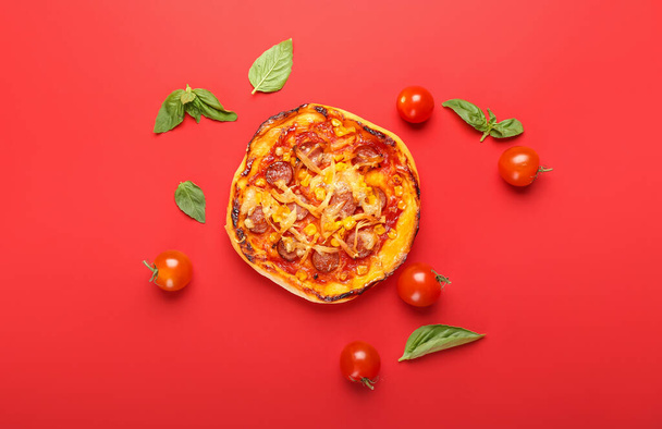 Pyszne mini pizza na tle koloru - Zdjęcie, obraz