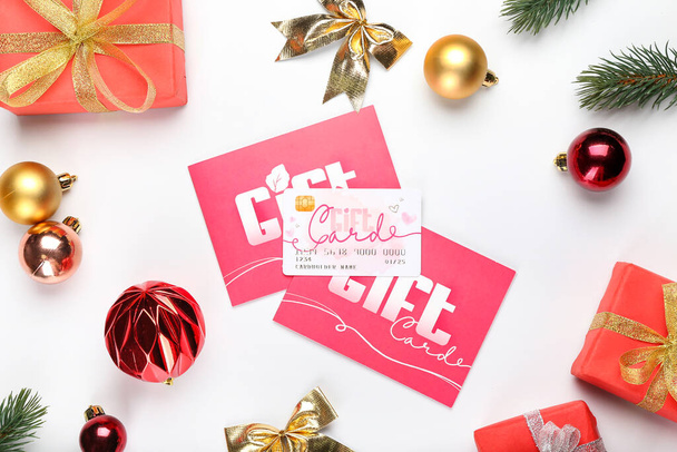 Carte cadeau avec cadeaux de Noël et décor sur fond blanc - Photo, image