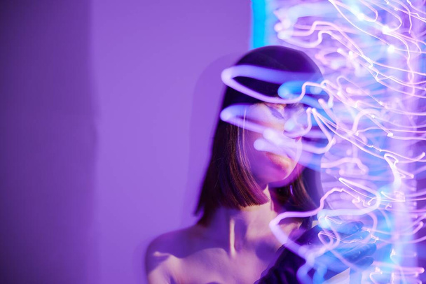 Positif jeune femme disco lignes néon distribution modèle studio de mode inchangée - Photo, image