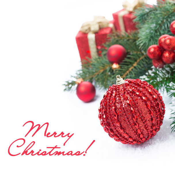 Composición navideña con bola roja decorativa, ramas de abeto
 - Foto, imagen