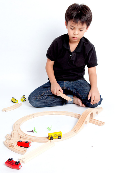 少年とカラフルな木製のブロックを構築 - 写真・画像