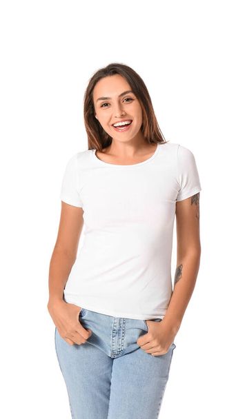Jonge vrouw in lege t-shirt op witte achtergrond - Foto, afbeelding