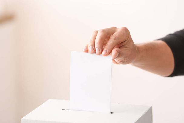 Oy sandığının yanındaki genç adama oy verin - Fotoğraf, Görsel