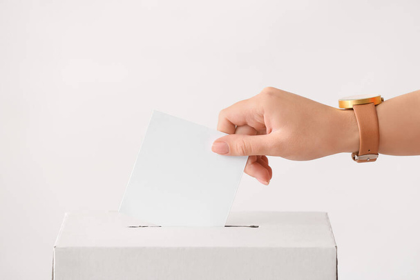 Donna votante vicino alle urne - Foto, immagini