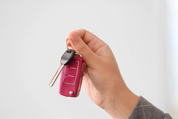 mujer sosteniendo la llave del coche
 - Foto, imagen