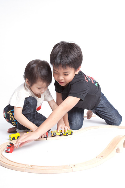 Jungen bauen mit bunten Holzklötzen - Foto, Bild