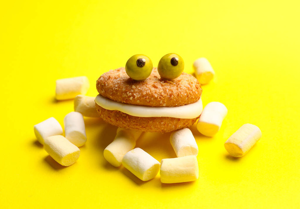 Biscotto divertente con marshmallow su sfondo a colori - Foto, immagini