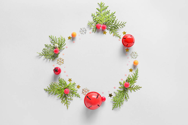 Krásný věnec z jedlových větví a vánoční výzdoba na světlém pozadí - Fotografie, Obrázek