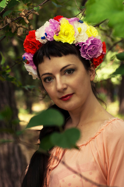 sevimli kadın başında çiçek çelenk ile - Fotoğraf, Görsel