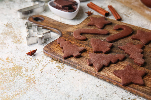 Hafif arka planda lezzetli çikolatalı Noel kurabiyeleri olan ahşap tahta, yakın plan. - Fotoğraf, Görsel