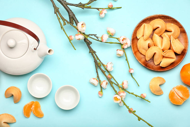 タンジェリンと色の背景に中国茶とおいしいフォーチュンクッキー - 写真・画像