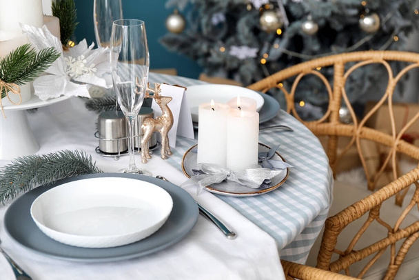 Jídelní stůl s nastavením pro vánoční oslavu uvnitř - Fotografie, Obrázek