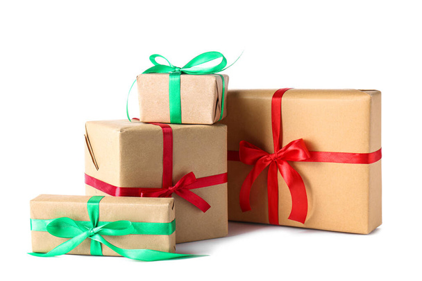 Красиві різдвяні подарункові коробки ізольовані на білому тлі
 - Фото, зображення