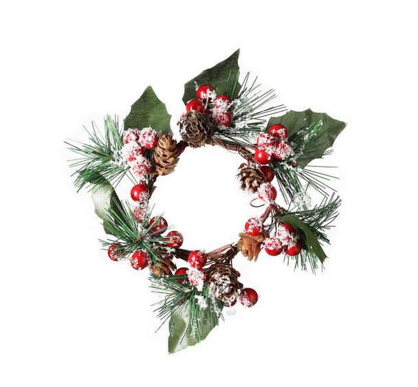 白い背景にモミの枝や松のコーンで作られた美しいクリスマスの花輪 - 写真・画像