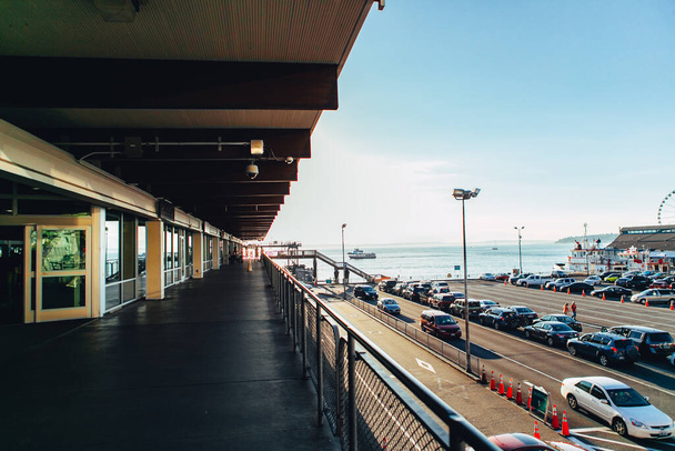 ワシントン州フェリーターミナル上空に対する歩道 - 写真・画像
