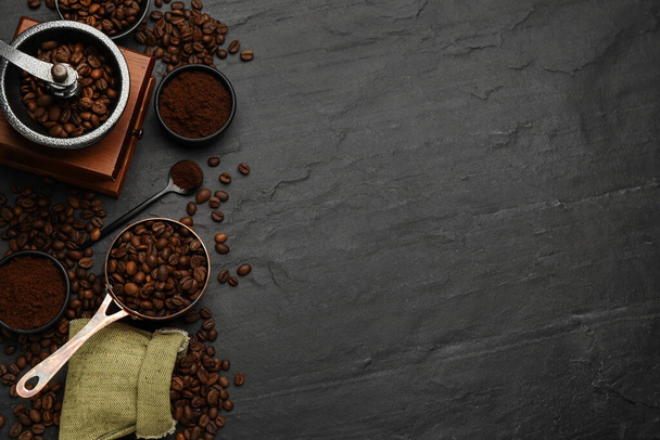 Flat lay composition with coffee grounds and roasted beans on black background, space for text - Foto, immagini