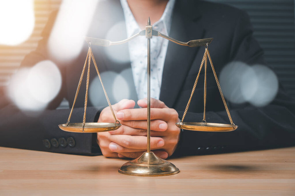 Advogado masculino no escritório com escala de latão em mesa de madeira, justiça e conceito de lei. - Foto, Imagem