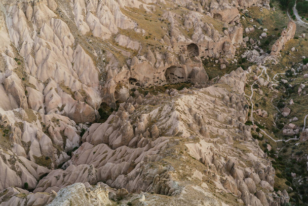 Spektakuläre Berge von bizarren Formen im Herzen Kappadokiens - Foto, Bild