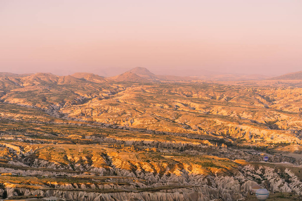 Upeat vuoret bizzare muodossa sijaitsee Cappadocia sydämessä - Valokuva, kuva