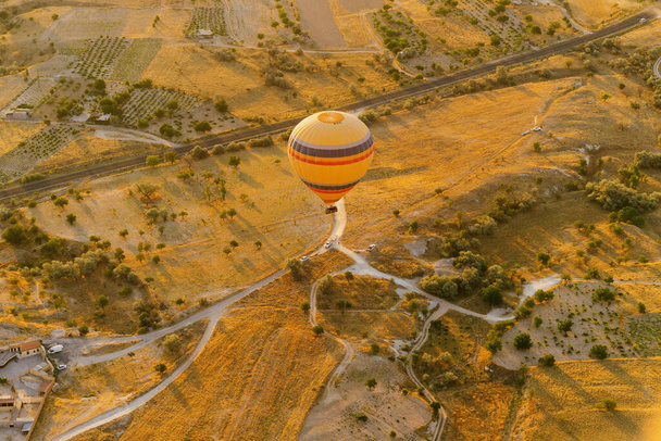 Πετώντας αερόστατο θερμού αέρα στην κορυφή των λευκών βουνών στην Καππαδοκία της Τουρκίας - Φωτογραφία, εικόνα