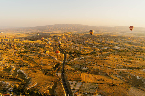 Latający balon na gorące powietrze na szczycie białych gór w Kapadocji, Turcja - Zdjęcie, obraz