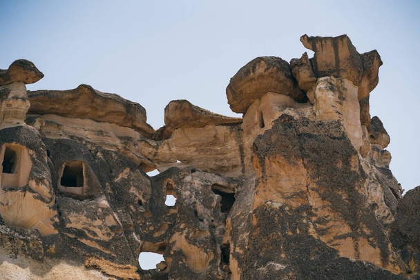 カッパドキアの中心部に位置する奇妙な形の壮大な山々 - 写真・画像