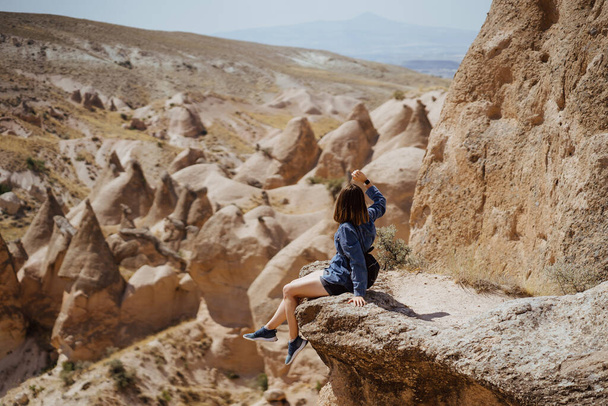 Женщина поднимается на гору, наслаждаясь свободой - Фото, изображение