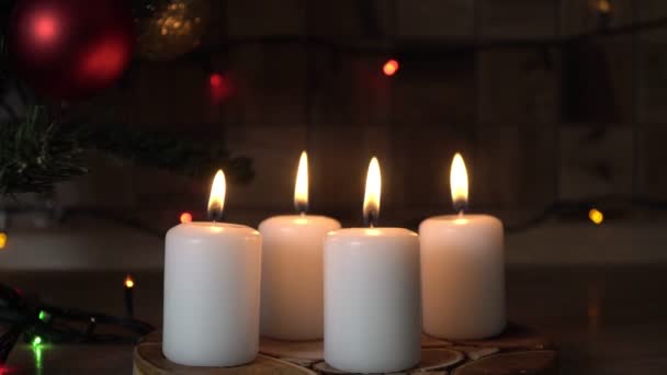 Quemando velas por la noche junto al árbol de Navidad. Nochebuena, Navidad o Año Nuevo concepto - Metraje, vídeo