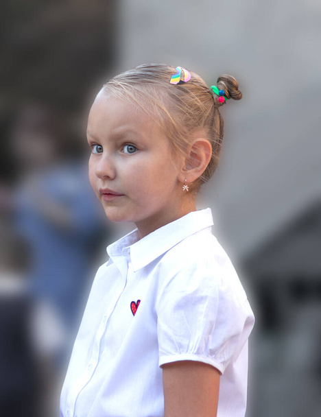 meisje, mooi, blond, 7 jaar oud, in een witte blouse - Foto, afbeelding