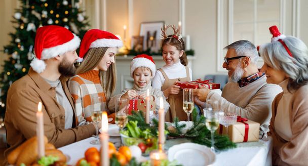 Šťastná velká rodina s dětmi vyměňovat dárky na Vánoce ráno doma - Fotografie, Obrázek