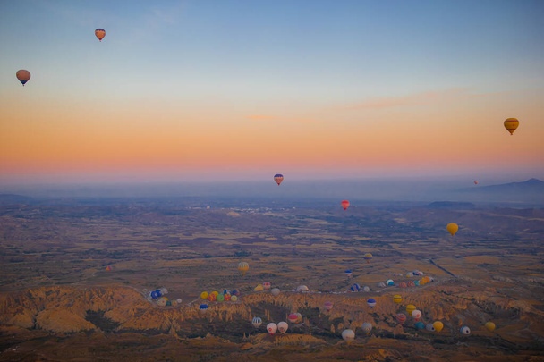 Φωτεινά αερόστατα θερμού αέρα στον ουρανό της Καππαδοκίας, Τουρκία - Φωτογραφία, εικόνα