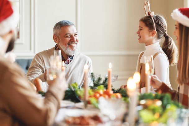 Joyeux multi génération de la famille dans le Père Noël chapeaux à la table du dîner, dire toasts de Noël et des lunettes cliquetis - Photo, image