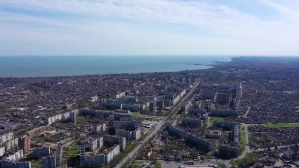Ciudad junto al mar desde la vista de un pájaro. Usted puede ver las calles de la ciudad y la arquitectura. Ciudad de Mariupol en Ucrania - Imágenes, Vídeo