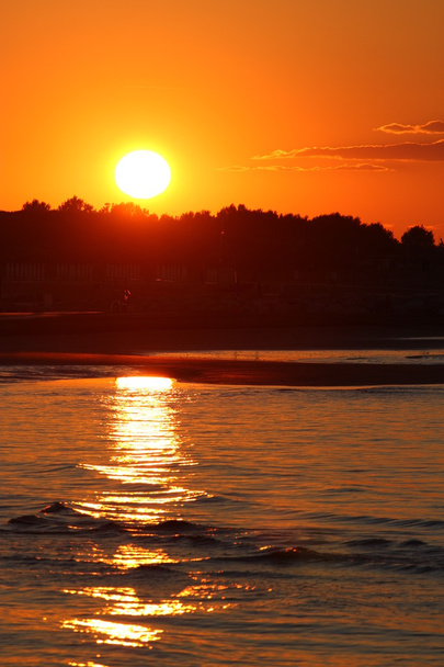 Dawn, narancssárga és piros tónusok a tengeren, nyáron - Fotó, kép
