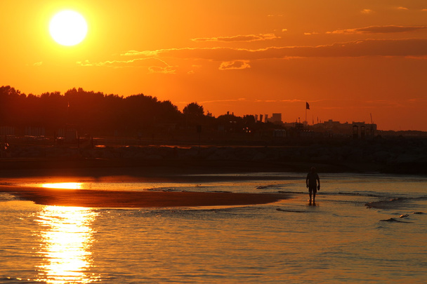 Alba radiosa con toni arancio e rosso nel mare in estate
 - Foto, immagini