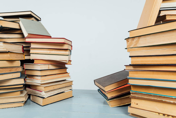 lots of educational books to read in the library on a white background - Foto, Imagem