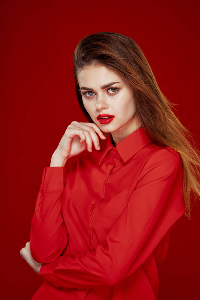 woman in red shirt posing fashion red lips fun - Fotografie, Obrázek