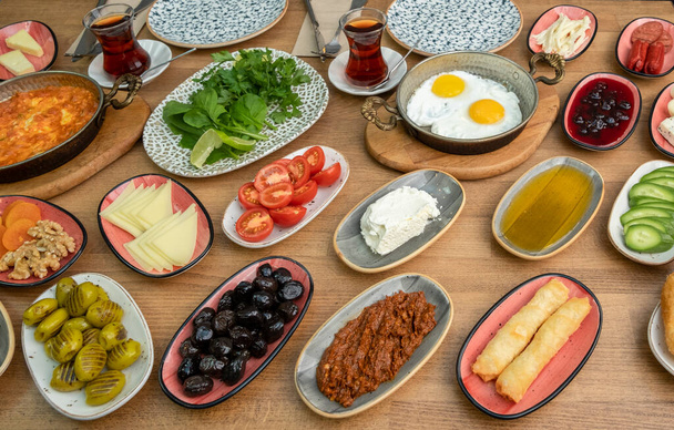 Πρωινό τραπέζι. Παραδοσιακό Τούρκικο πρωινό τραπέζι (Serpme Kahvalti). Τούρκικο πρωινό. - Φωτογραφία, εικόνα
