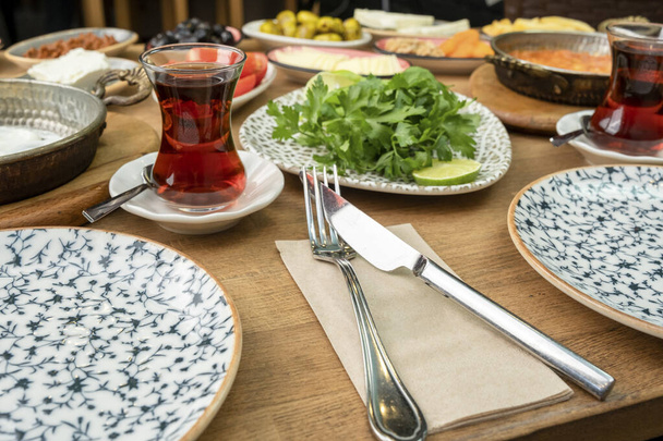 朝食のテーブル。伝統的なトルコ式朝食テーブル(Serpme Kahvalti) 。トルコ式朝食. - 写真・画像
