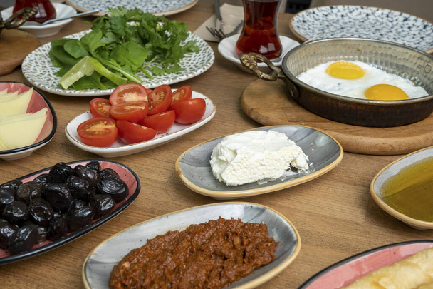 Πρωινό τραπέζι. Παραδοσιακό Τούρκικο πρωινό τραπέζι (Serpme Kahvalti). Τούρκικο πρωινό. - Φωτογραφία, εικόνα