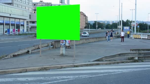 zwei Plakatwände in der Stadt in der Nähe der Straße - grüner Bildschirm - Gebäude, vorbeifahrende Autos und Menschen im Hintergrund - Filmmaterial, Video
