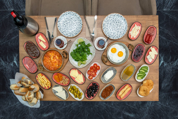 Snídaňový stůl. Tradiční turecký stůl k snídani (Serpme Kahvalti). Turecká snídaně. - Fotografie, Obrázek