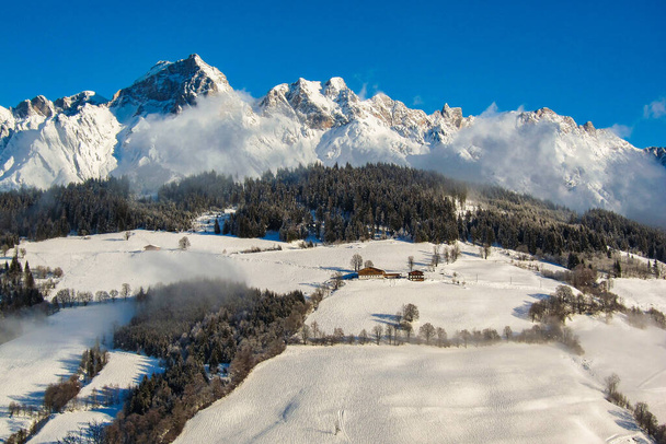 Gyönyörű idilli téli táj, lenyűgöző hegyvonulat, havas fák és kék ég Maria Alm, Hinterthal Ausztriában - Fotó, kép