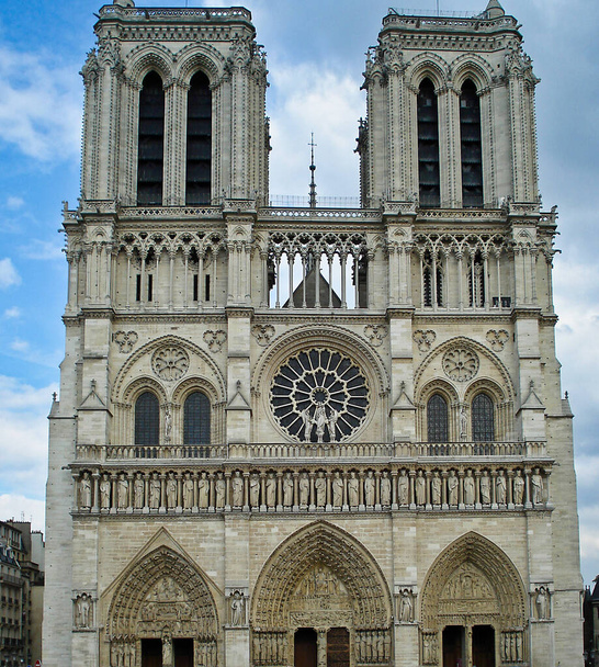 Catedral de Notre Dame de Paris es una catedral gótica, católica romana más famosa 1163 1345 en la mitad oriental de la isla de Cite en París, Francia, Europa - Foto, Imagen