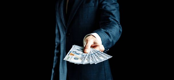 Hintergrund: Geld. Reicher Geschäftsmann, der hundert Dollar Amerika hält. Gebrauchtes Bargeld - Foto, Bild