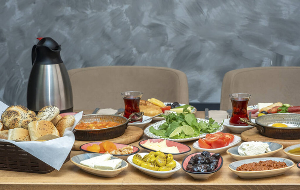 stół śniadaniowy. Tradycyjny turecki stół śniadaniowy (Serpme Kahvalti). Śniadanie w stylu tureckim. - Zdjęcie, obraz