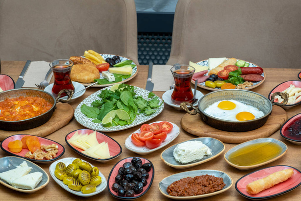 Сніжний стіл. Традиційний турецький стіл для сніданку (Serpme Kahvalti). Сніданок у турецькому стилі. - Фото, зображення