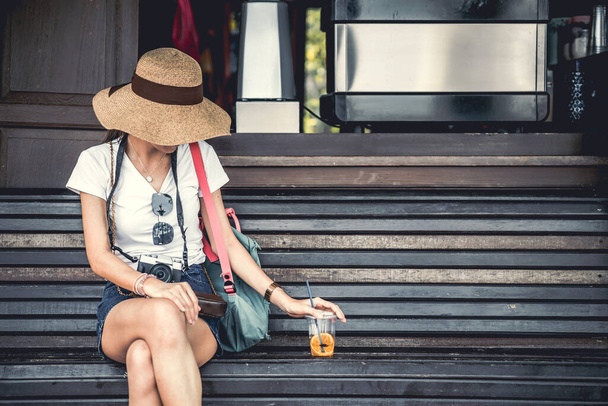 nyári stílus divat turista utazó ül pihenni trópusi gyümölcslé - Fotó, kép
